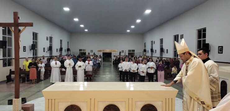 Dom Lindomar Rocha dedica novo altar da Paróquia de Turvânia